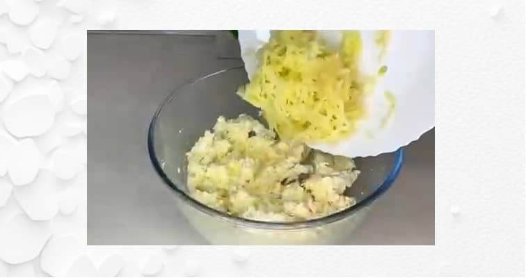 Приготовление пышных сырников с яблоками на сковороде: шаг 3
