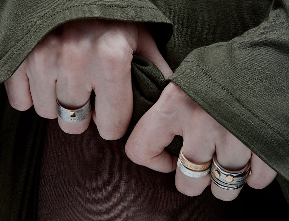 Широкие фактурные кольца из серебра 925 от 11Jewellery на руках модели