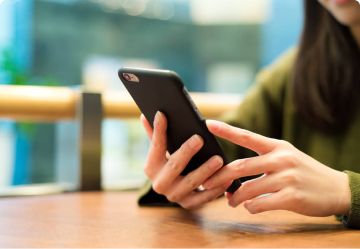 женщина с телефоном в руках