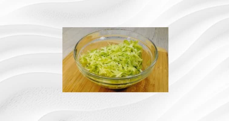 Приготовление рулета из омлета с сыром и кабачком: шаг 1