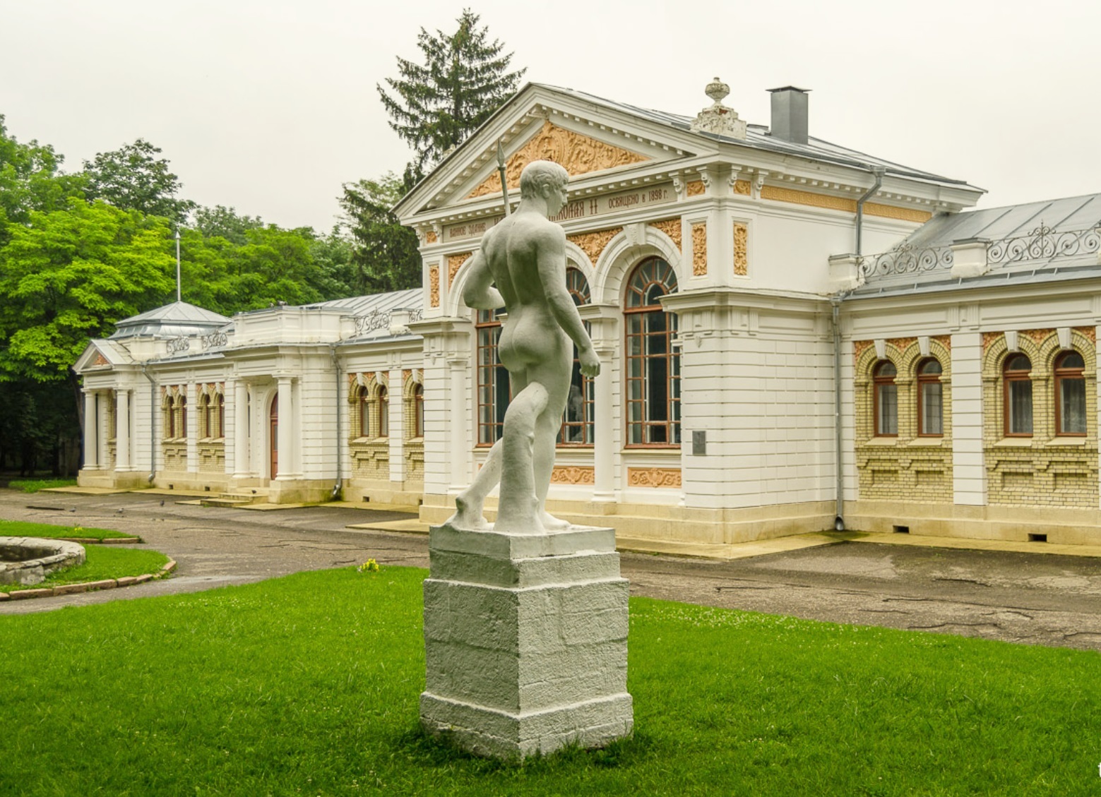 Официально ессентуки. Усадьба Ессентуки. Ессентуки парк у озера. Верхние Минеральные ванны Ессентуки, Курортный парк. Курортный парк Ессентуки скульптуры.