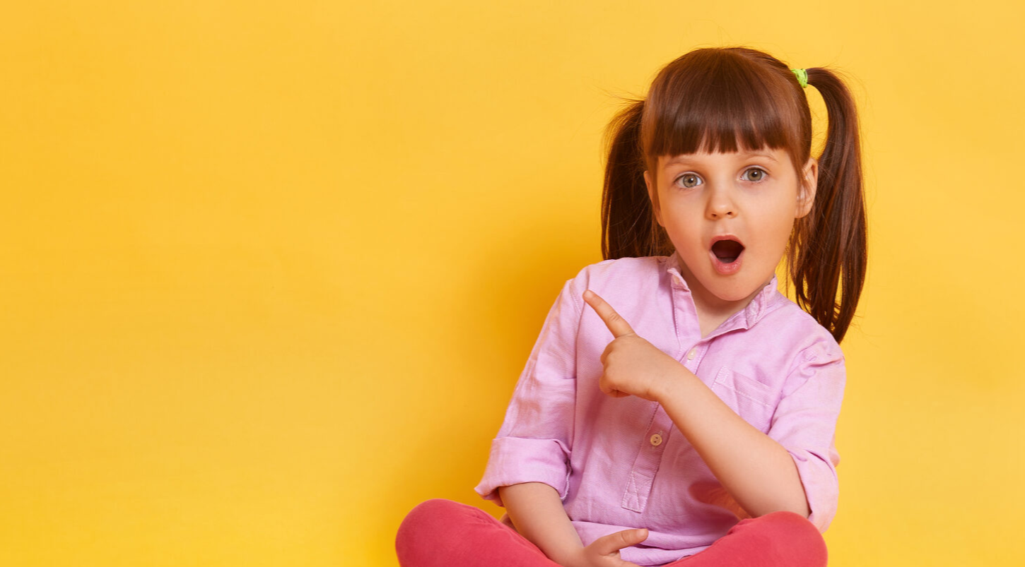 Милые дети. Little kind. Девушка с котенком. Маленькие подружки. Раннее детство.