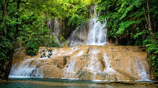 Водопад Сайок Ной в джунглях, бирюзовый водоём среди зелени
