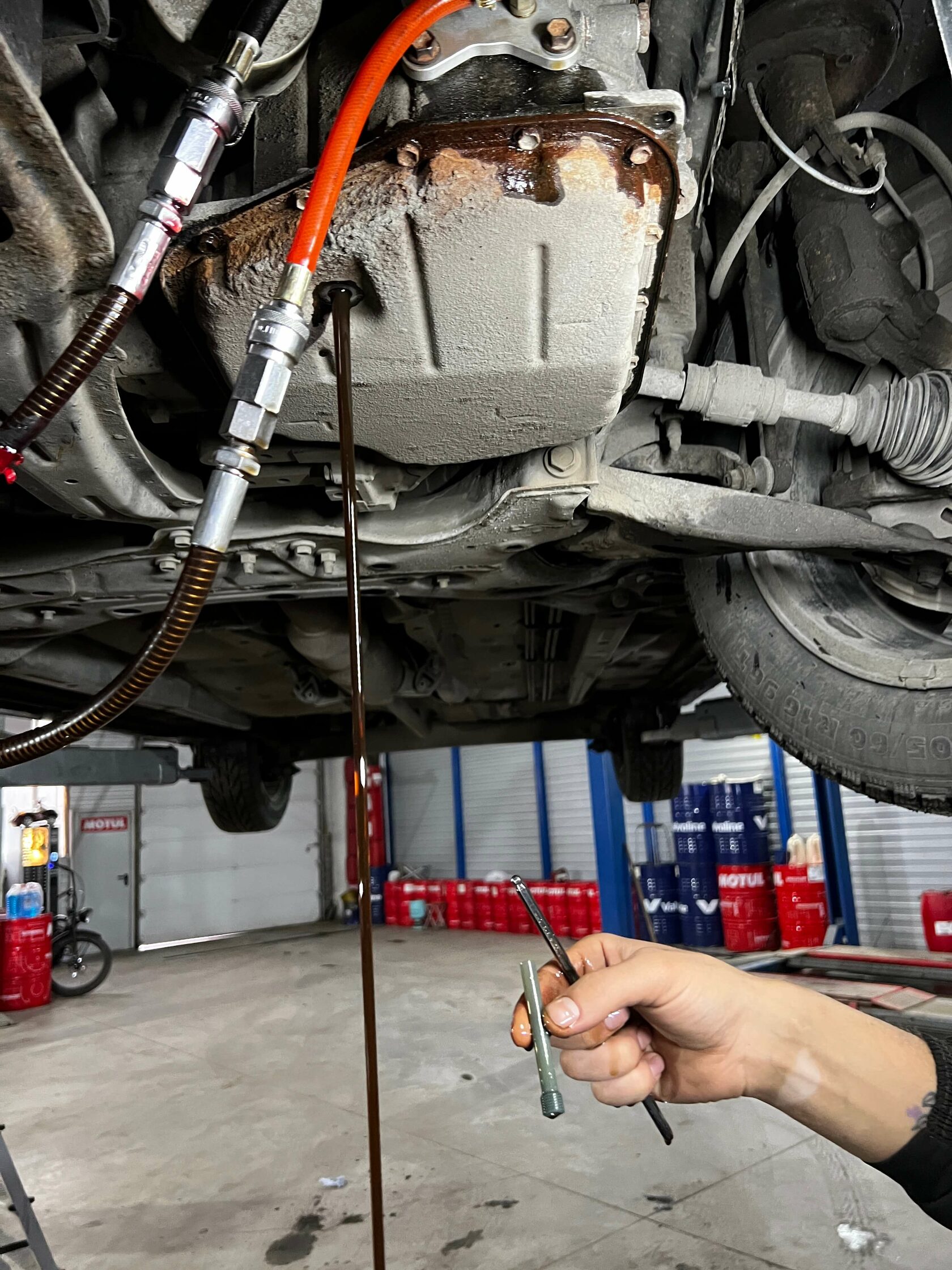 Слив остатков масла через контрольный стакан