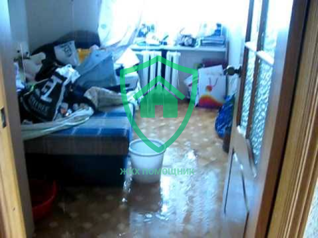 Прорвало воду в квартире. Затопило квартиру. Потоп в квартире. Потоп в квартире фото. Прорвало трубу в квартире.