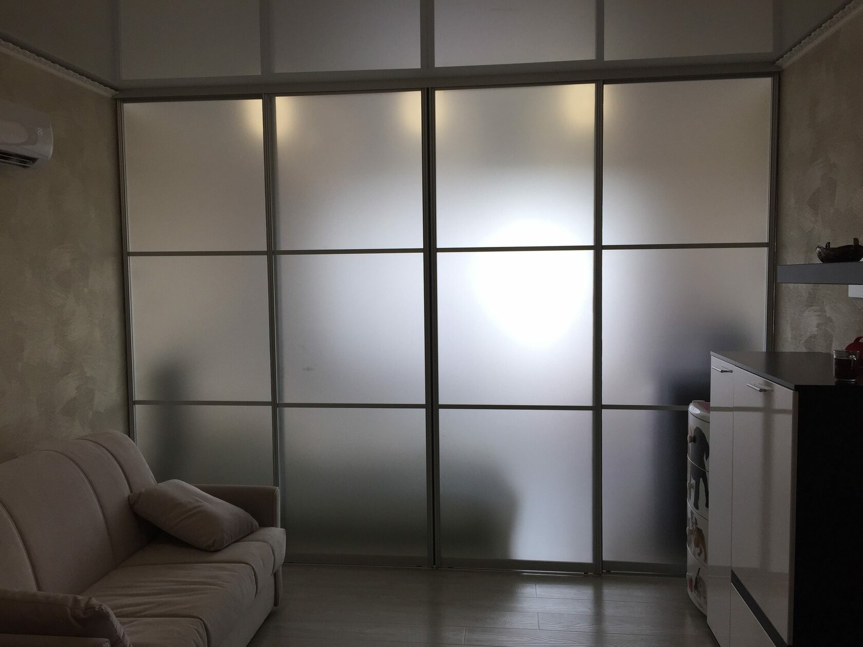 Перегородки для зонирования пространства: как выбрать и установить ...