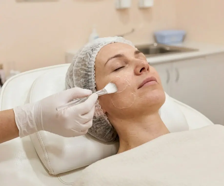 Нанесение геля Factology кистью на кожу лица