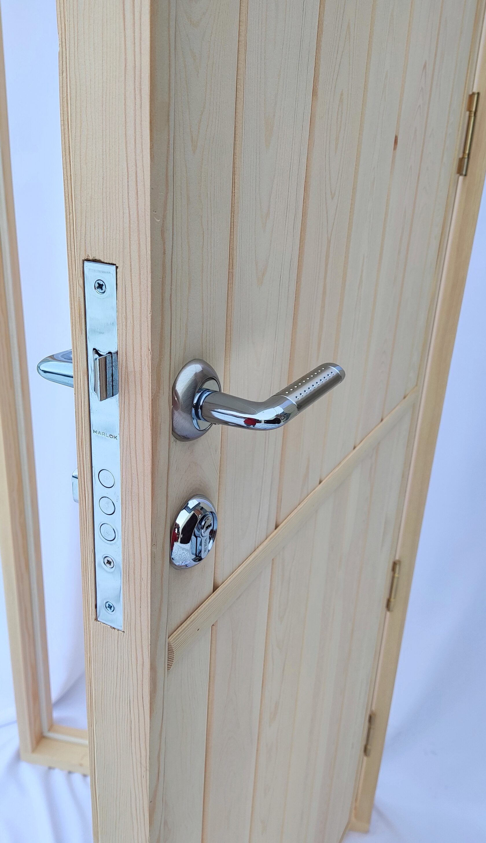 Металлическая ручка и замок на входной двери