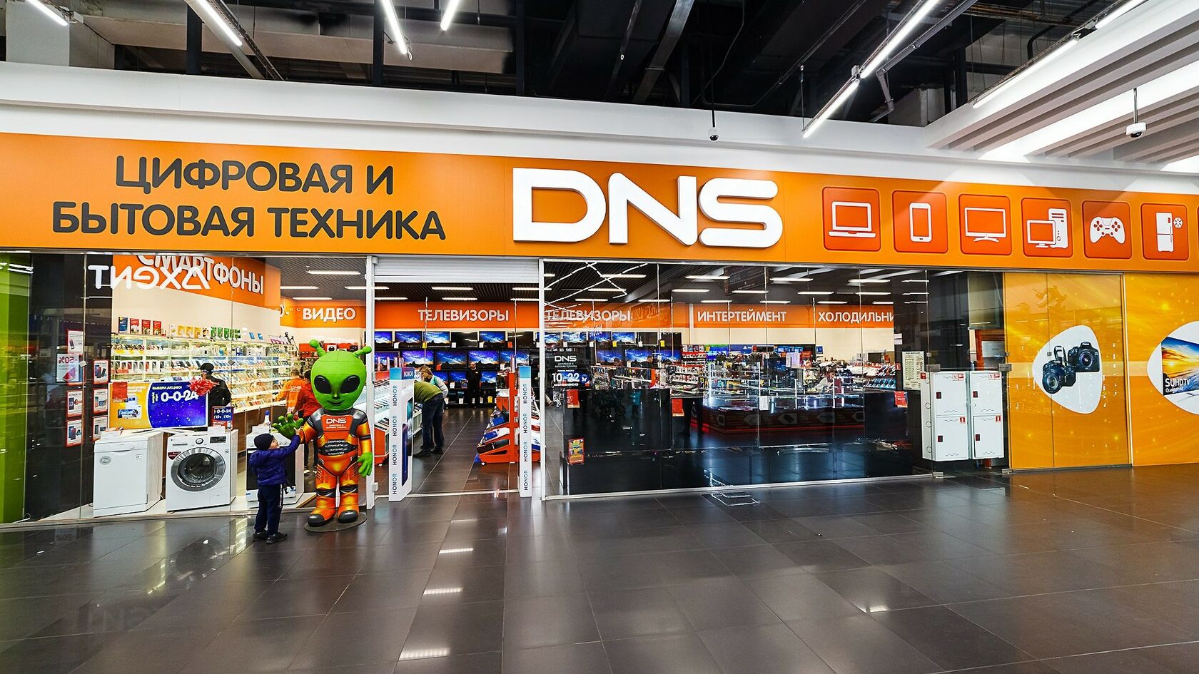 Внутреннее оформление DNS в ТРЦ ПокровSKY Красноярск Завод НЕОН ПРОЕКТ