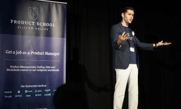 Мужчина, выступающий на сцене