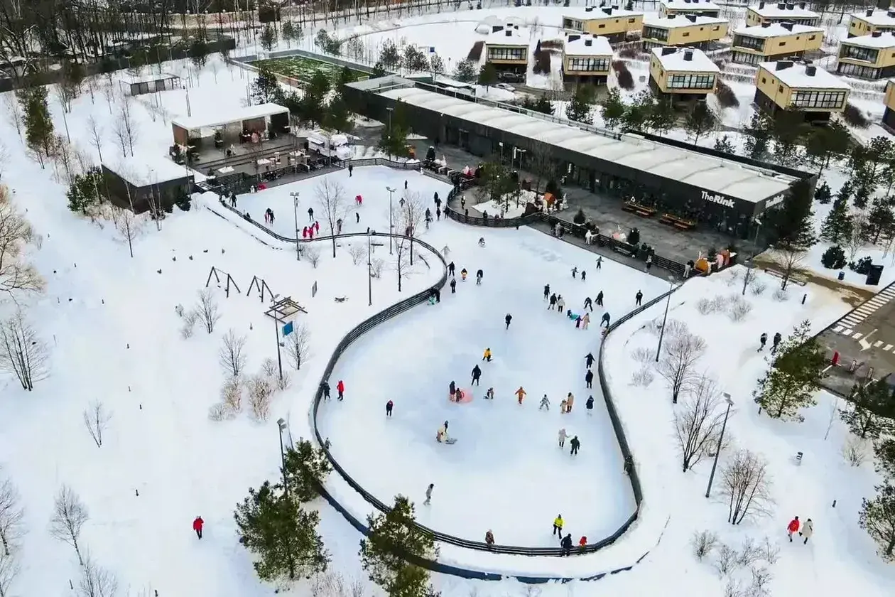 Зимний каток The Rink в Сколково, вид сверху днём