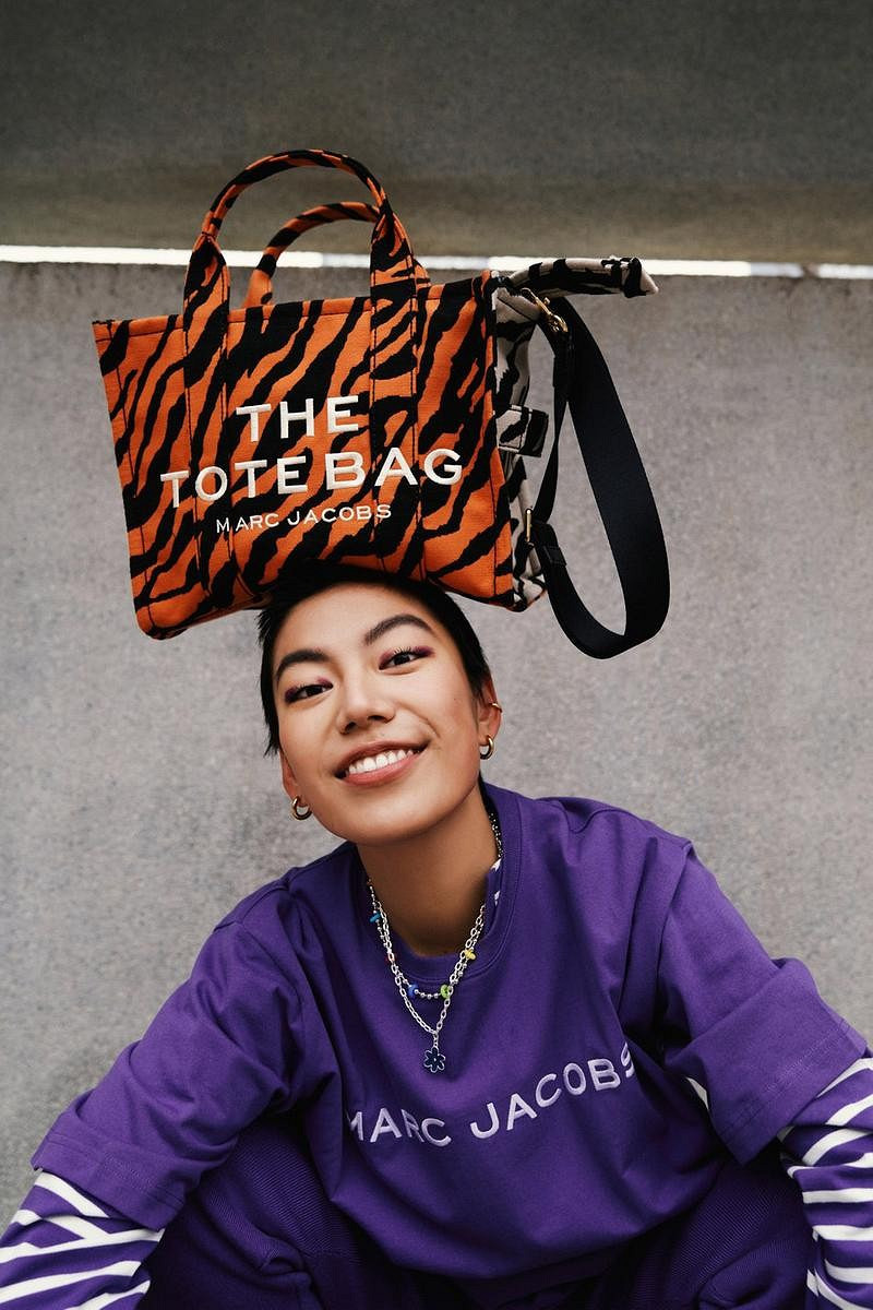 Образ с акцентной сумкой Marc Jacobs