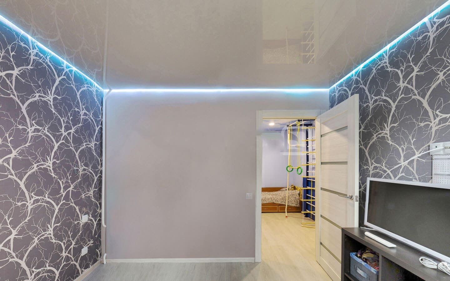 натяжные потолки с эффектом парения и подсветкой