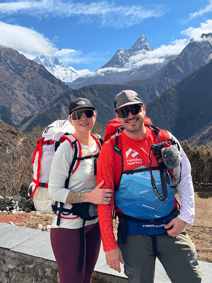 команда проходит акклиматизацию на Айленд Пик (Imja Tse, 6189 м), популярном трекинговом шеститысячнике в районе Эвереста, а затем выходит на штурм Ама-Даблам