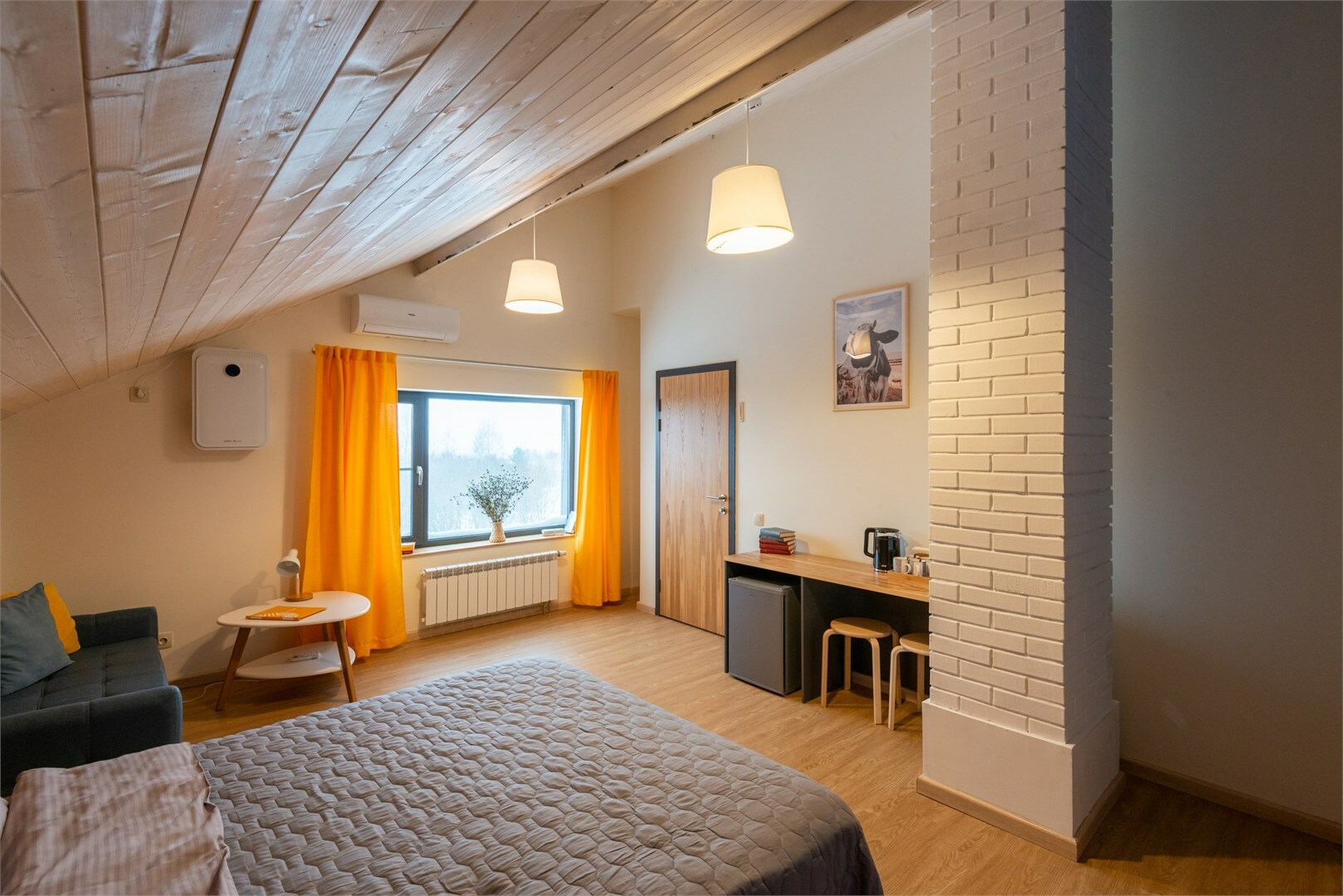 Рабочее место в спальне. Тини хаус на колесах внутри. Маленькая комната. На 2 человека кв м. Обустройство маленькой комнаты.