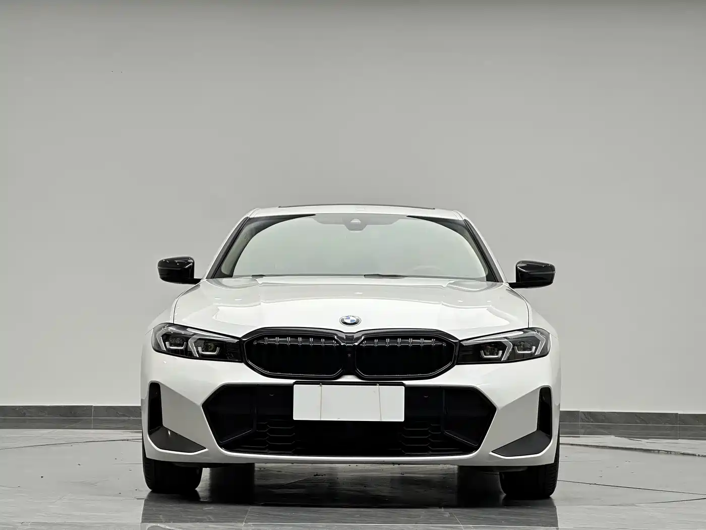 BMW 330Li G28 2024 M Sport Night Edition — вид спереди, чёрная решётка радиатора и передний бампер