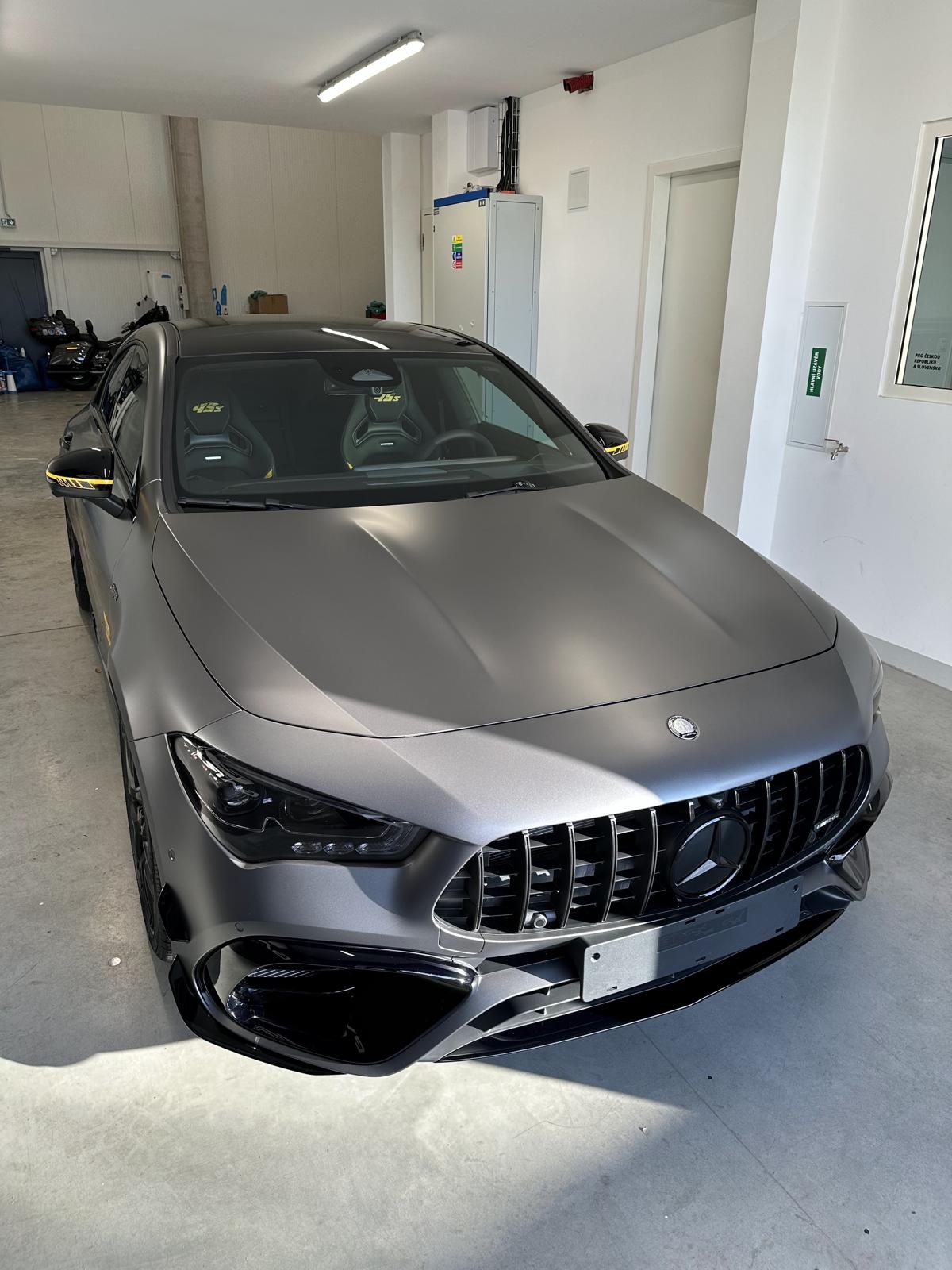 Mercedes-Benz CLA 45 S AMG Final Edition s matnou PPF fólií, zatmavenými světly a tónovanými okny – profesionální ochrana karoserie