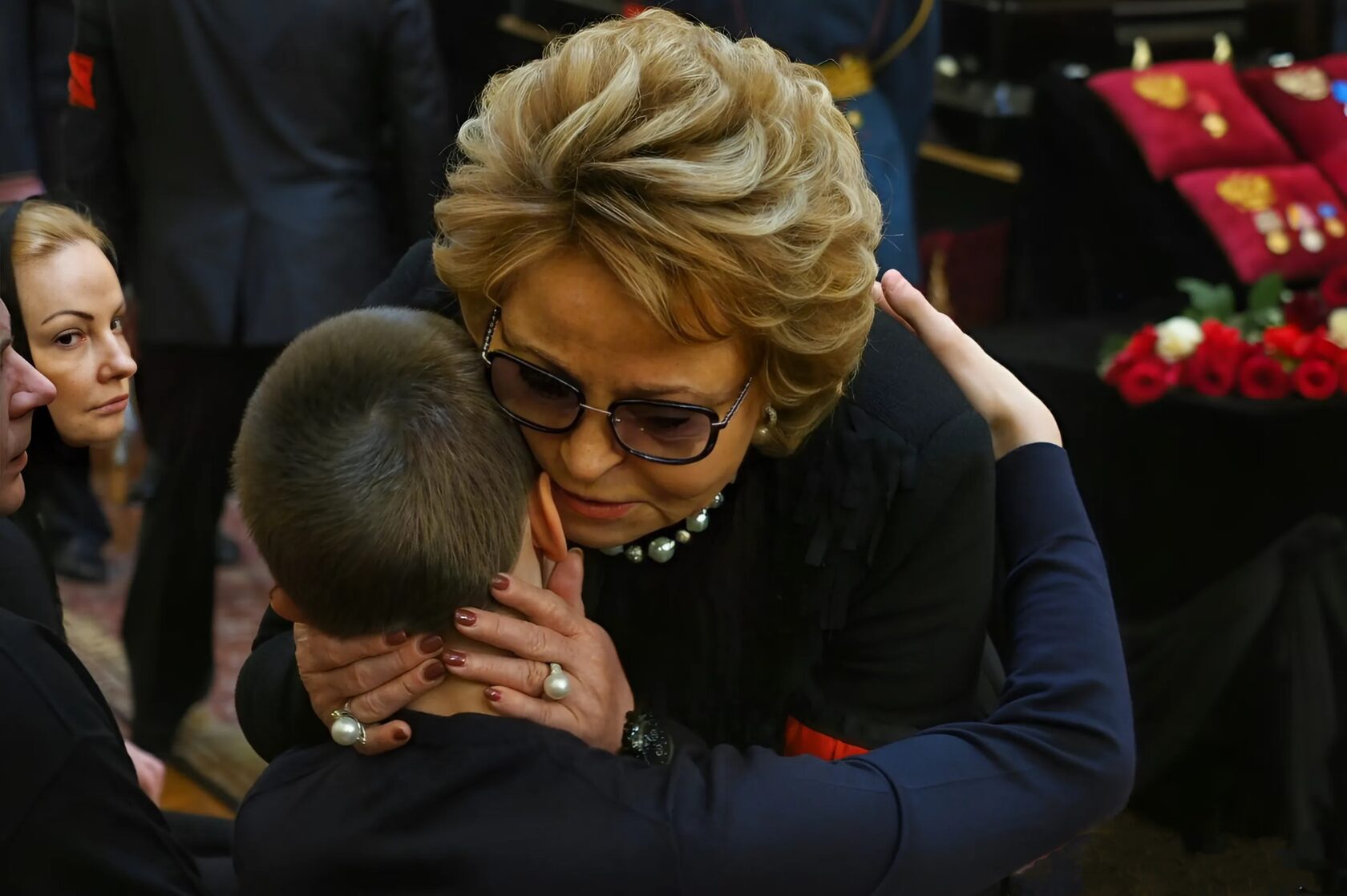 Валентина Матвиенко обнимает сына Владислава на церемонии прощания