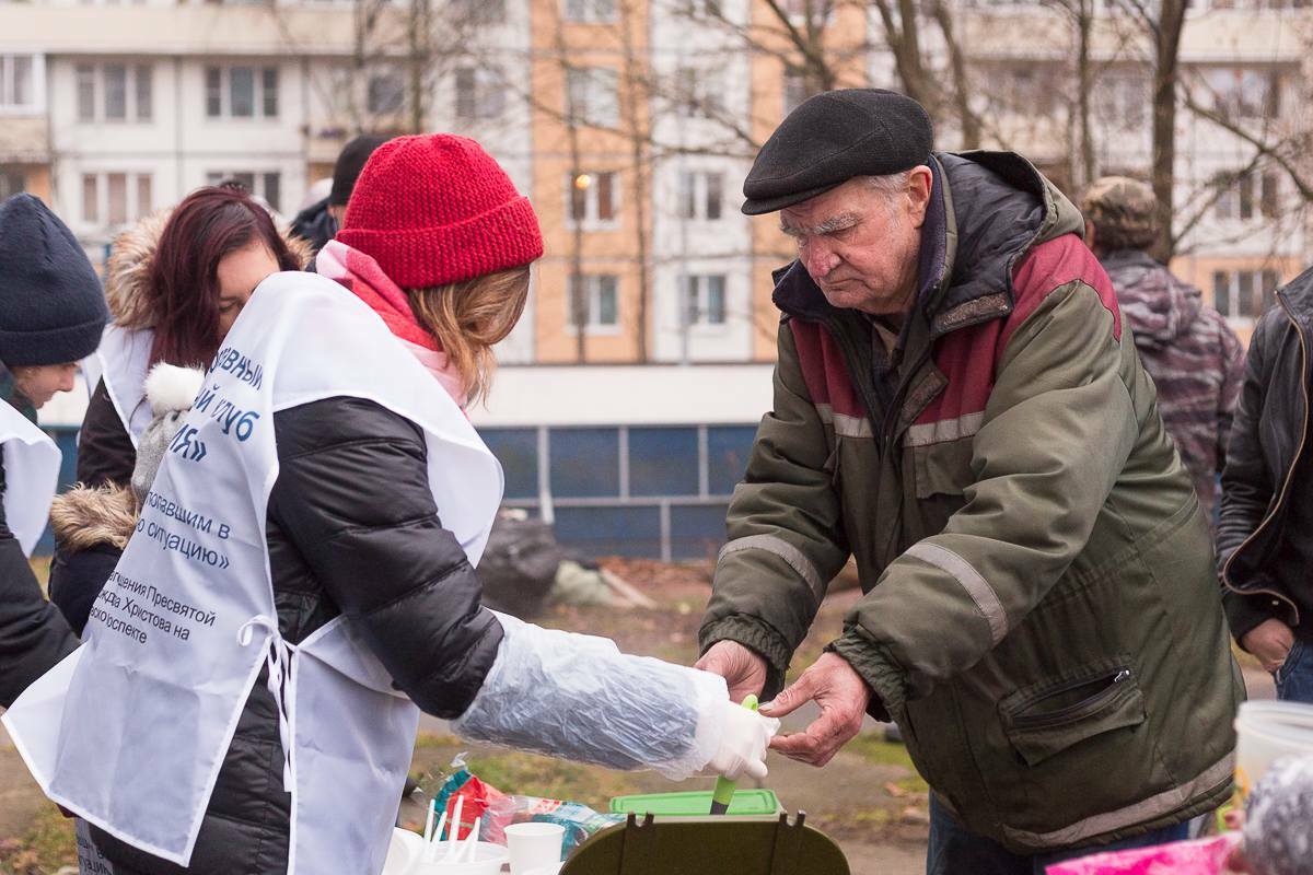Волонтеры помогающие бездомным
