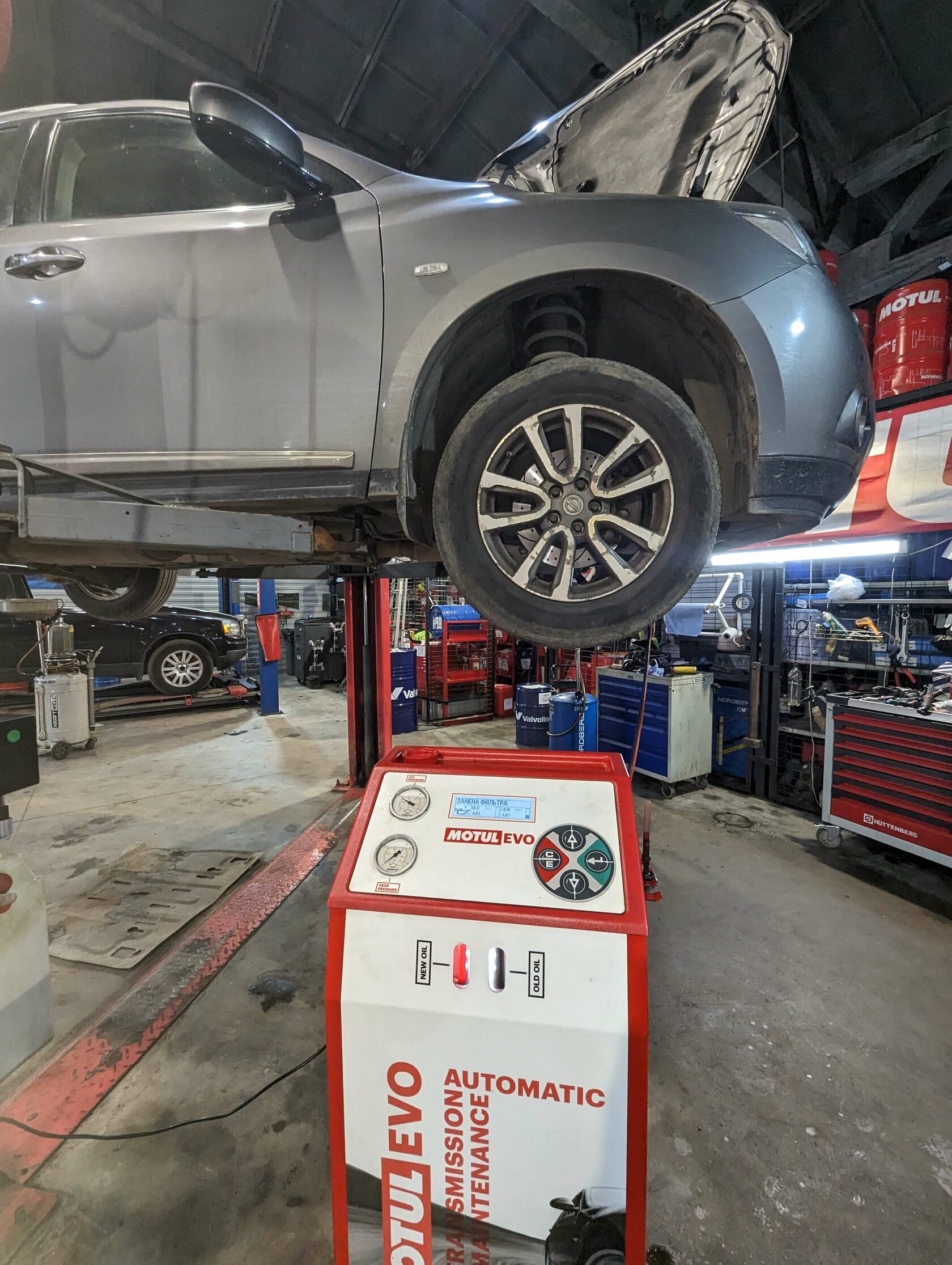 Заправляем поддон вариатора новым маслом и начинаем процесс замены масла