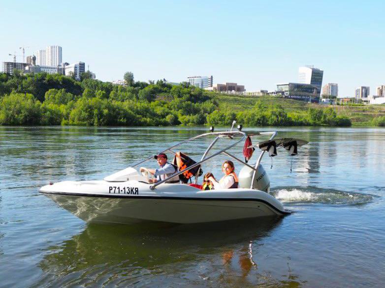 фото парня и девушки на романтическом свидании в публичном месте