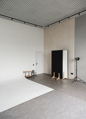 Стул с шарами на белом фоне в зале CYCLORAMA в фотостудии в Липецке