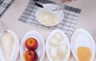 Приготовление салата «Мимоза» с яблоком: шаг 2