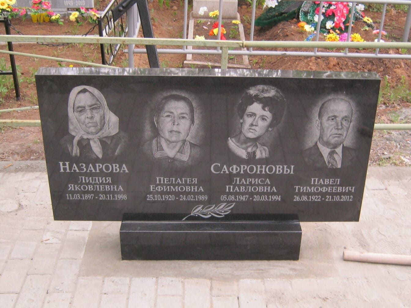 Памятник семейный из Китайского гранита, размер