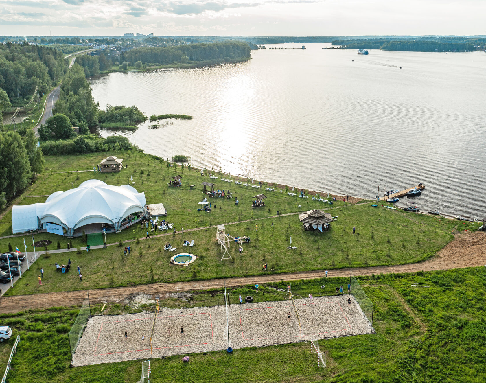 Сансет бич дмитровское шоссе. Sunset Beach Moscow Икша. Менжинец Сансет Бич. Пляж Сансет Бич Сейшелы. Сансет Бич пляж Мытищи.