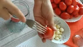 Приготовление маринованных помидоров «в снегу» с чесноком на зиму: шаг 3