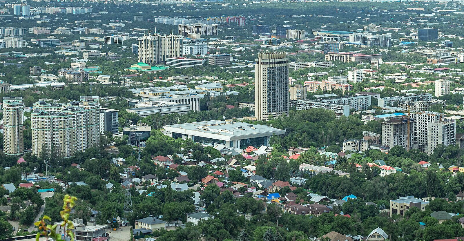 Казахстан Алма-Ата с гора Кок Тюбе высотки дома деревья высота