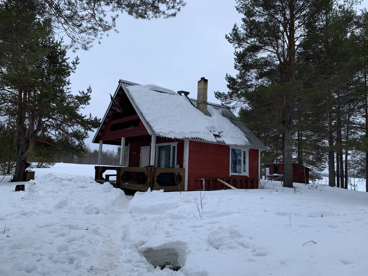 Лесная изба в снегу зимой в Карелии