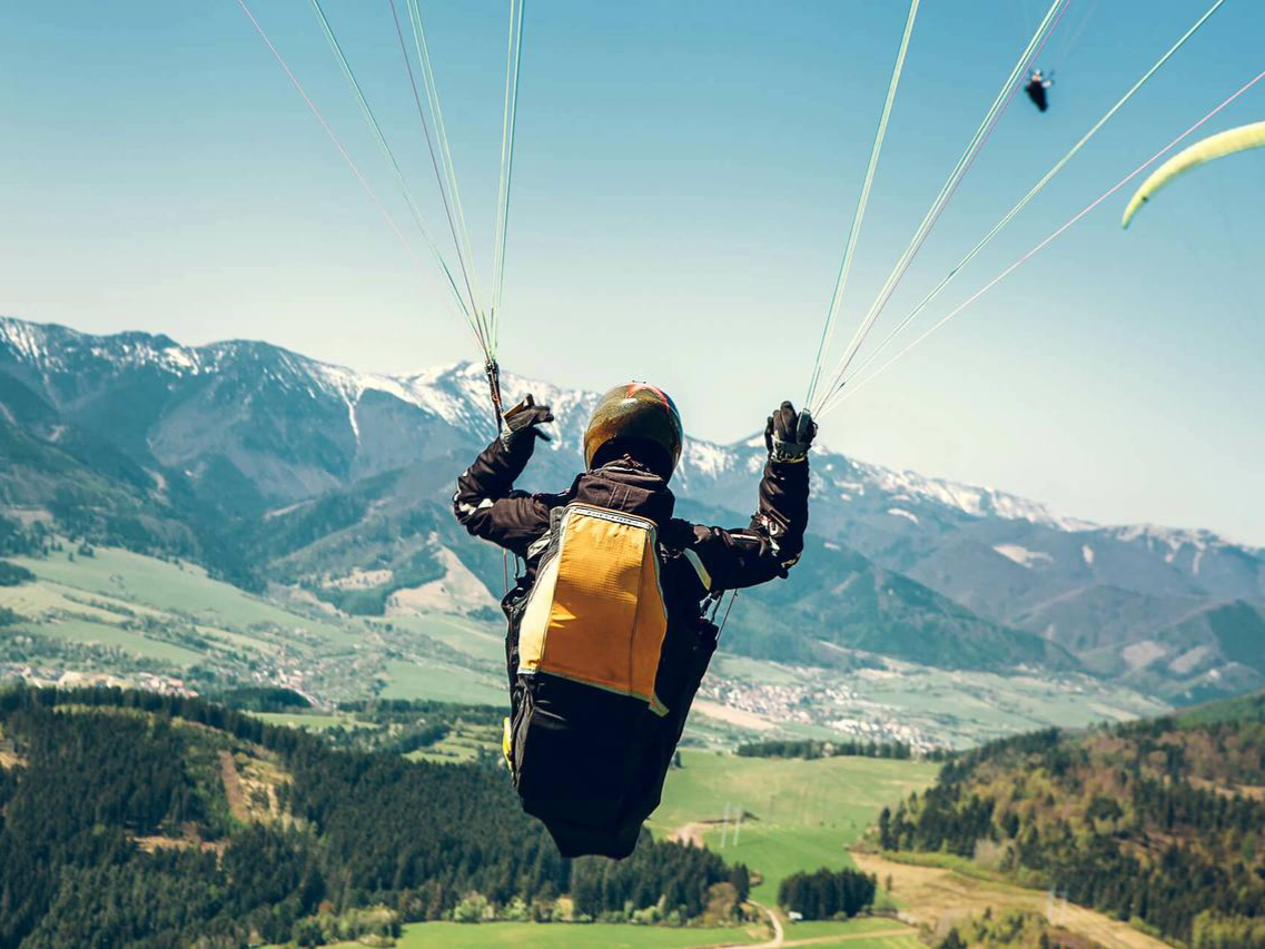 фото парня и девушки на романтическом свидании в публичном месте