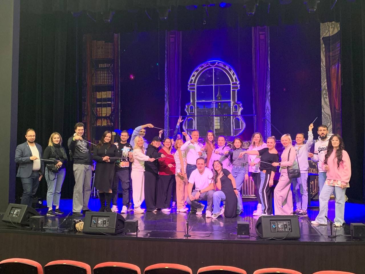 театр иллюзии, московский театр иллюзии, театр москвы, спектакль, сцена, актеры, иллюзионист, закулисье, лица