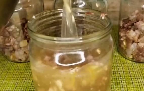 Приготовление холодца в банках: шаг 6