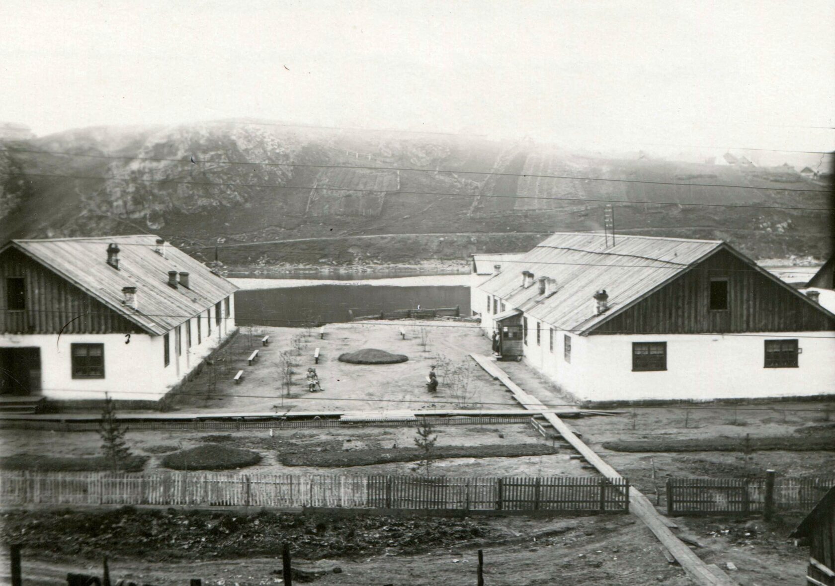 Общий вид рабочих общежитий Юрюзанского завода имени Кирова. 1943 г. 