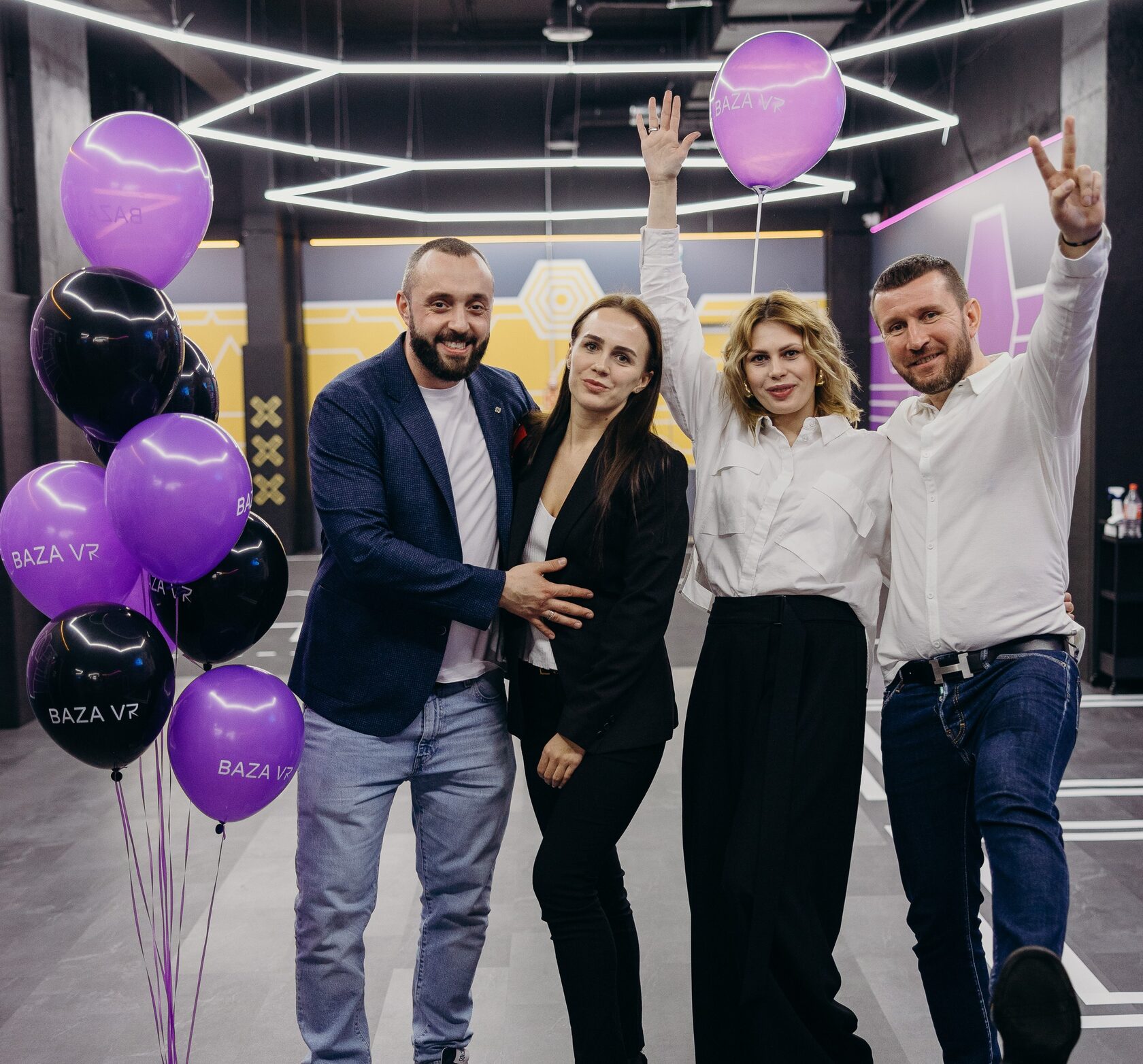 Команда после корпоратива в VR-арене Baza VR позирует с фирменными шарами