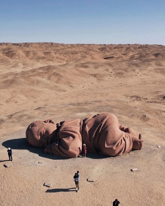 Дитя земли скульптура в пустыне