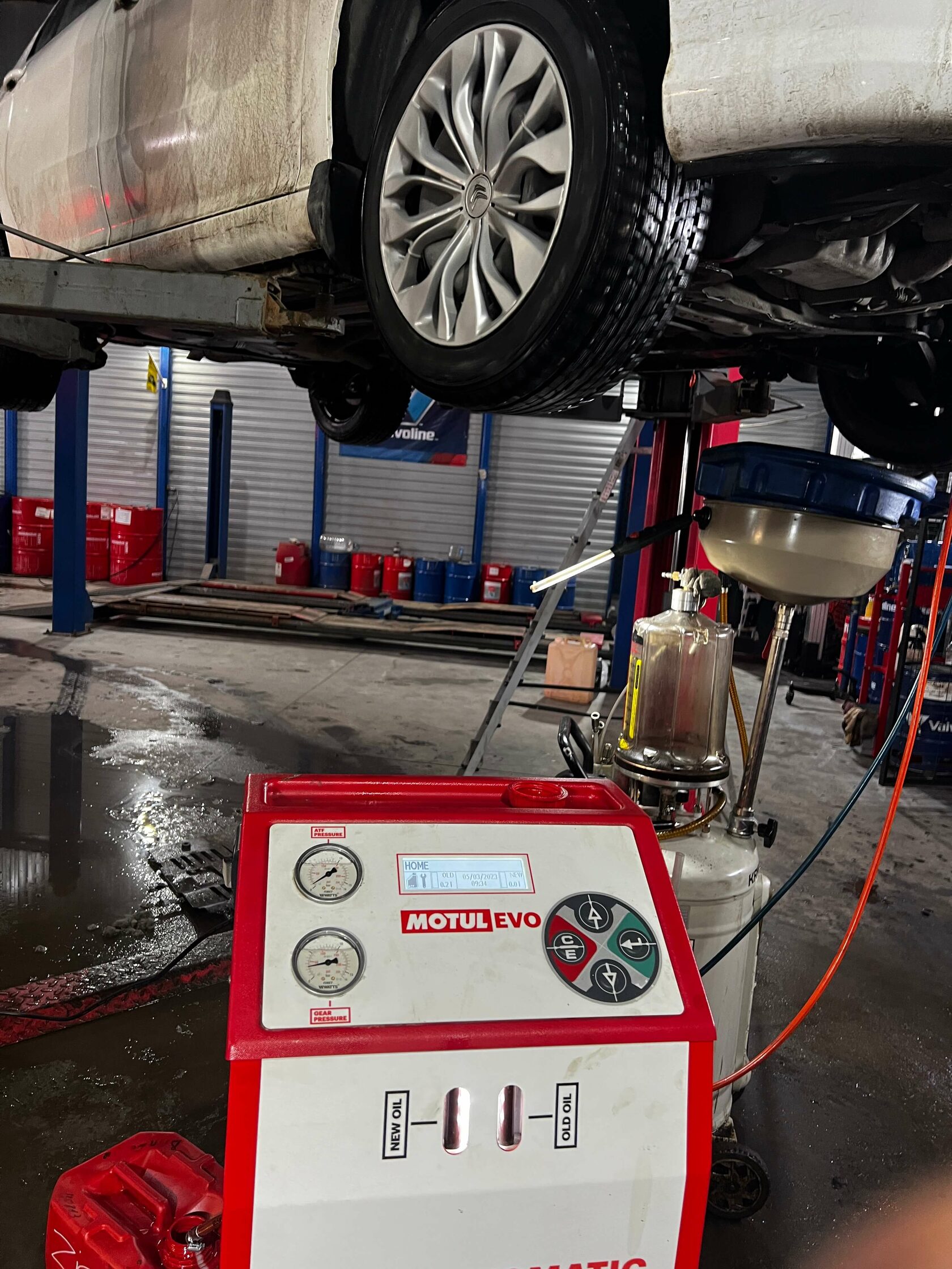 Замена масла акпп мотюль. Motul EVO. Замена масла в АКПП Пежо 408. Уровень масла в АКПП Аккорд 6. Пежо 308 замена масла в АКПП