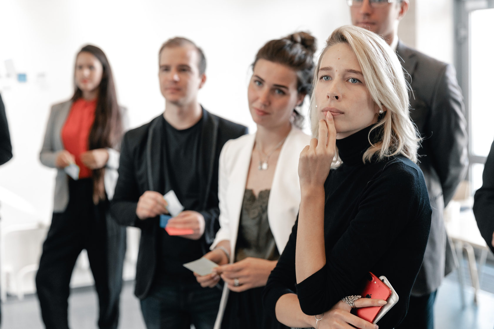 девушка блондинка в черном задумалась