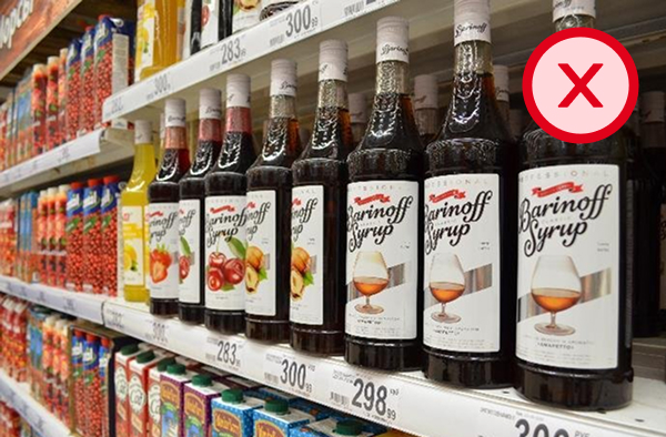 Бутылки свисают за край полки