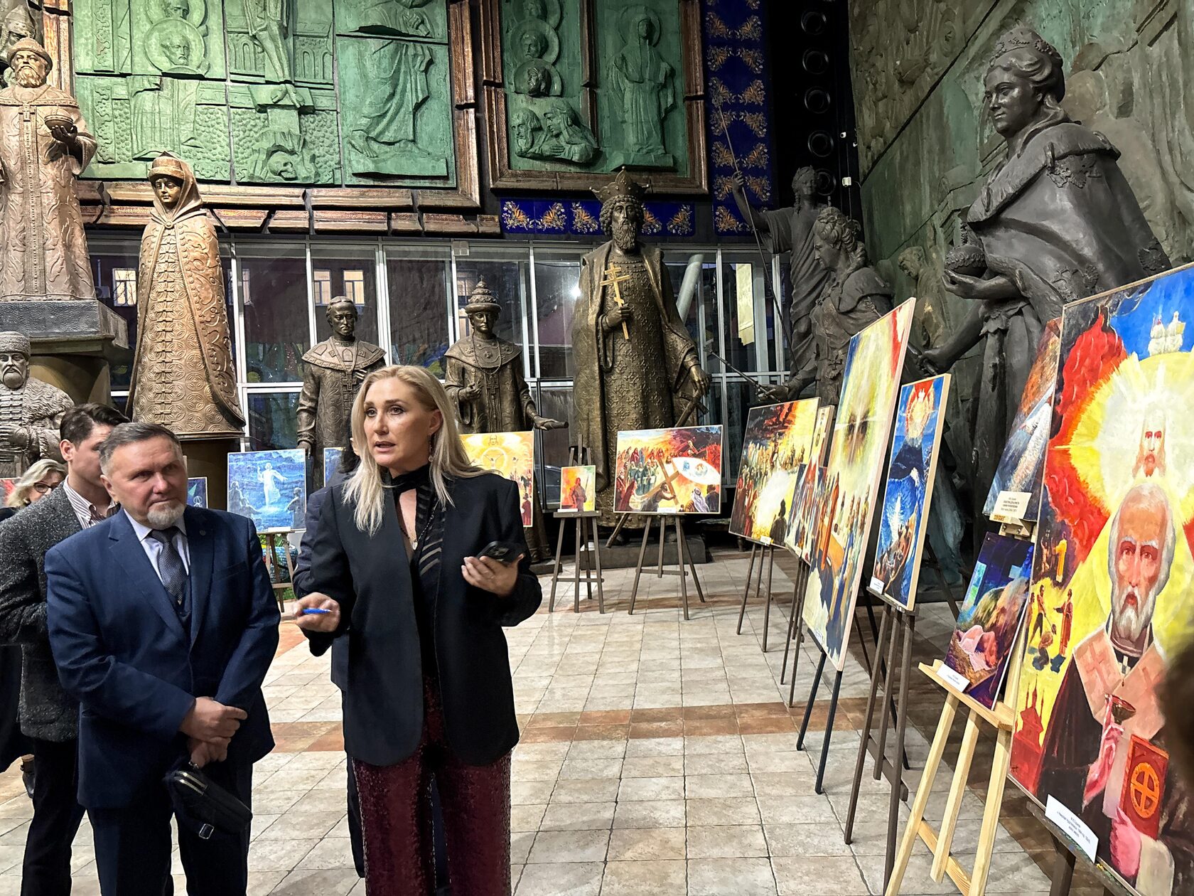 Анна Сушкова-Назарова на открытии выставки Фёдора Сушкова в галерее Зураба Церетели