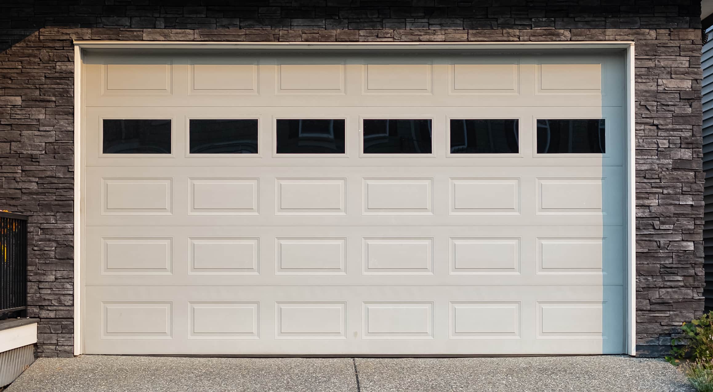 Гаражные ворота Alutech серия Prestige от 50 780 ₽ купить с установкой в Санкт-Петербурге и ЛО — ONGate