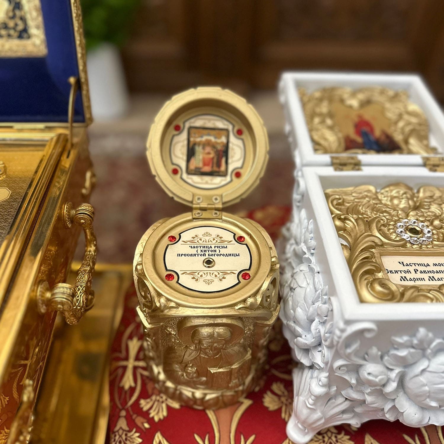 Частица Ризы (Хитона) Пресвятой Богородицы — пребывает наш храм.