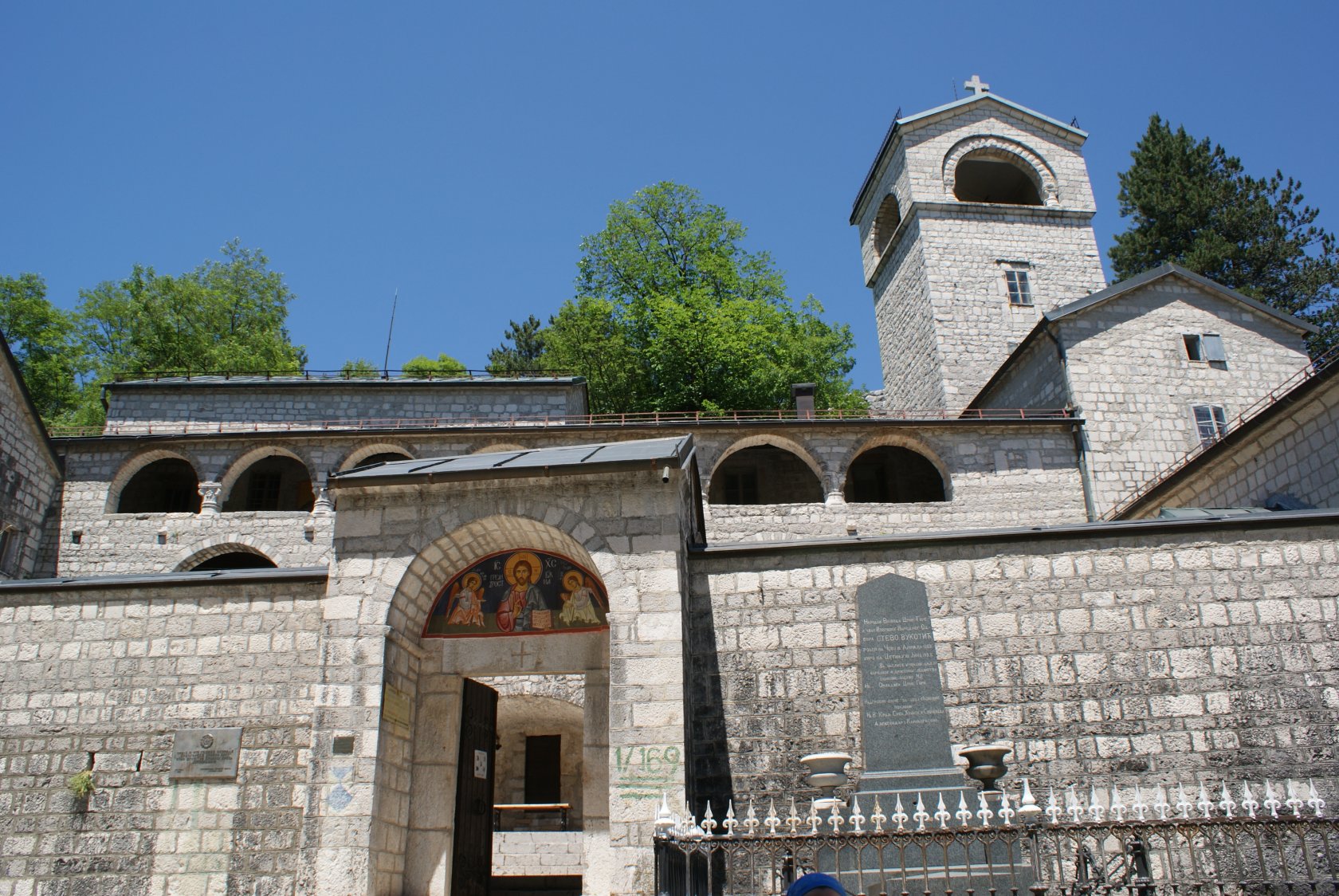 цетинский монастырь рождества пресвятой. цетинский монастырь рождества пресвятой. цетинский монастырь черногория. цетинский монастырь. вид.