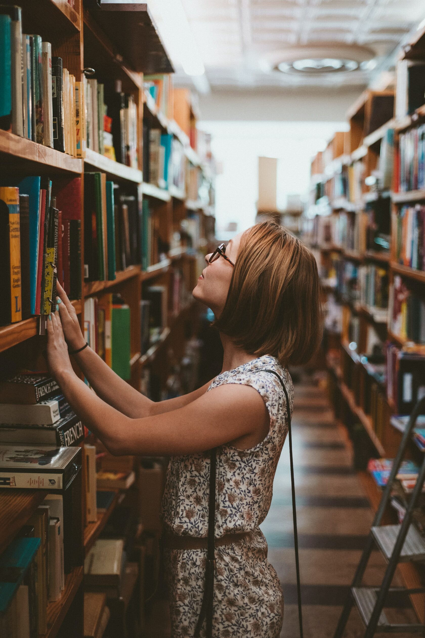 Mia library. Фотосессия в библиотеке. Чтение книг. О людях и книгах. Читатели в библиотеке.