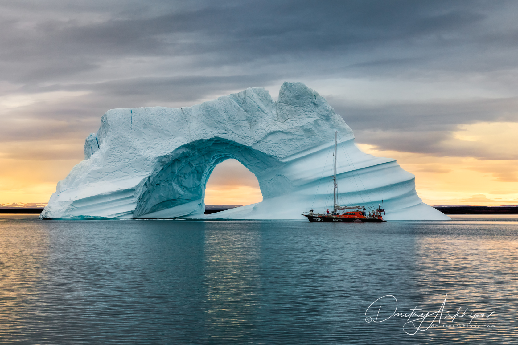 Ледяная арка в Гренландии
