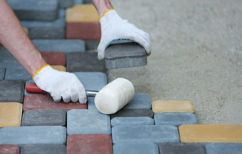 Укладка тротуарной плитки со специальной колотушкой