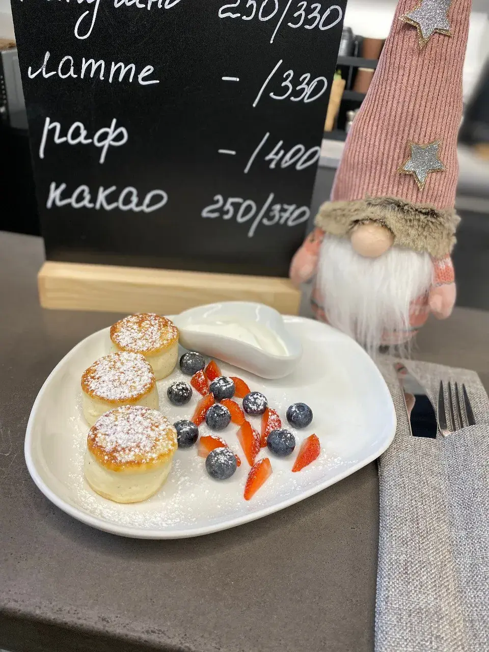 Завтрак за столом в Parfé Café