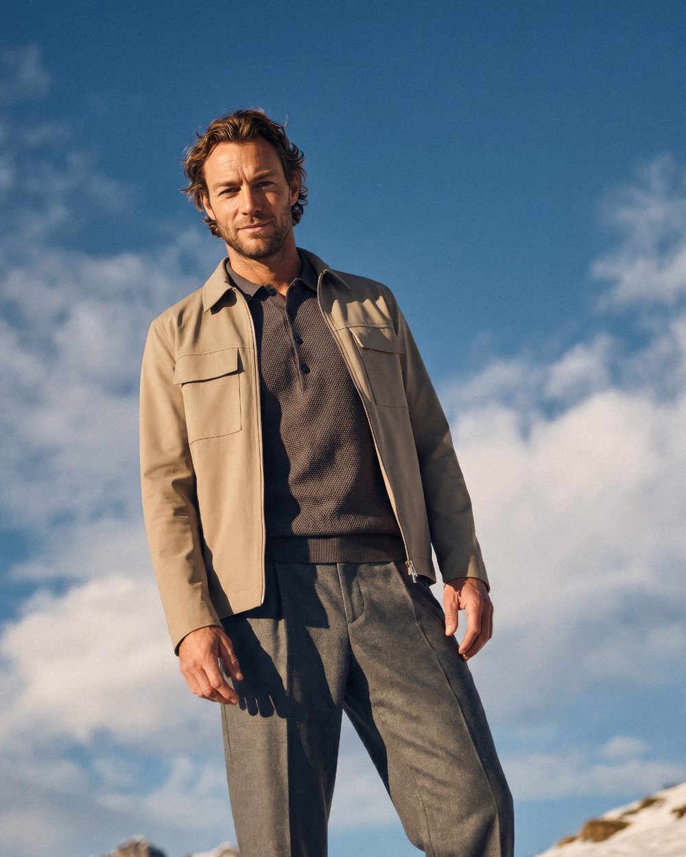 Outfit Italy Autunno-Inverno 2026-27: overshirt color cammello e pantaloni grigi